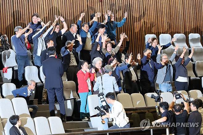 산불 피해 지원 특별법 반기는 피해주민들 (서울=연합뉴스) 김주성 기자 = 25일 서울 여의도 국회에서 열린 본회의에서 경북·경남·울산 초대형산불 피해구제 및 지원 등을 위한 특별법안이 통과되자 피해 주민들이 기뻐하고 있다. 2025.9.25 utzza@yna.co.kr