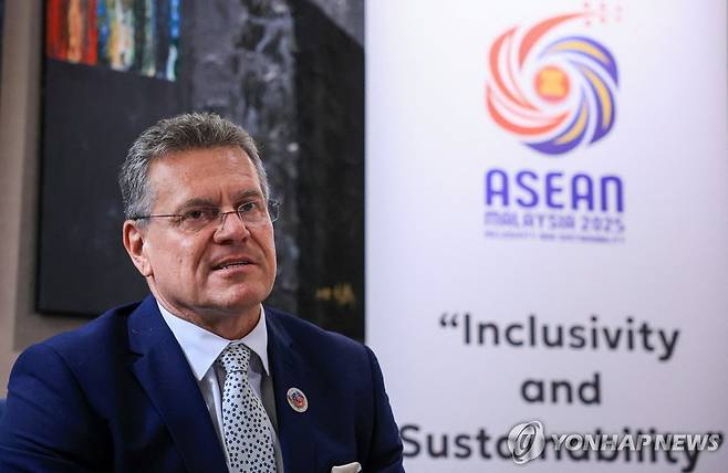 셰프초비치 EU 무역·경제안보 집행위원 (쿠알라룸푸르 로이터=연합뉴스) 25일(현지시간) 말레이시아 쿠알라룸푸르에서 열린 아세안(ASEAN·동남아시아국가연합) 경제장관회의에 참석한 마로시 셰프초비치 유럽연합(EU) 무역·경제안보 집행위원. 2025.09.25