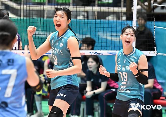 GS칼텍스 오세연과 유서연 (서울=연합뉴스) GS칼텍스 오세연(왼쪽)과 유서연이 25일 전남 여수 진남체육관에서 열린 흥국생명과의 2025 여수·NH농협컵 프로배구대회(컵대회) 여자부 조별리그 A조 3차전에서 상대 공격을 가로막은 뒤 기뻐하고 있다. [한국배구연맹 제공. 재판매 및 DB금지]