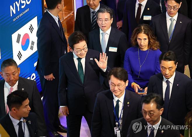 이재명 대통령, 뉴욕 증권거래소 방문 (뉴욕=연합뉴스) 한상균 기자 = 이재명 대통령이 25일(현지시간) 미국 뉴욕 증권거래소에서 린 마틴 회장(푸른색 옷)과 타종 행사를 위해 이동하고 있다. 2025.9.25 xyz@yna.co.kr