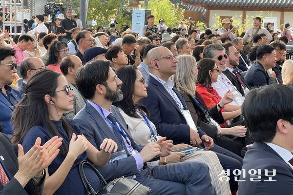 26일 오후 3시 수원화성박물관 부설주차장에서 열린 제29회 수원음식문화박람회 개막식에서 각국 내빈들이 참석해 자리를 빛냈다. 2025.9.26 /선형탁인턴 miertak0829@kyeongin.com