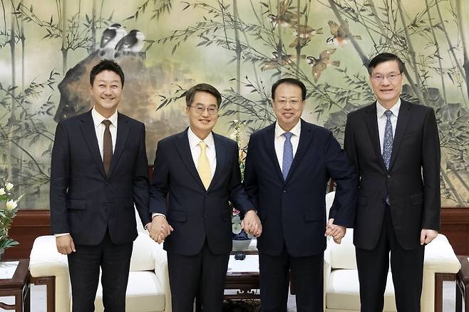 ▲ 협치 외교에 나선 김진경 의장(왼쪽 첫번째). 김 의장은 중국 충칭, 상하이, 장쑤성 순방을 통해 각 지역 지도부와 만났다. 사진은 지도부와 기념사진을 찍은 모습. /사진제공=경기도의회