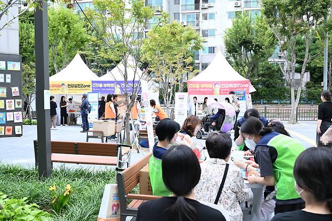 치매 극복 주간 행사 연계 보건소 건강체험관을 운영하고 있다. 사진=구리시