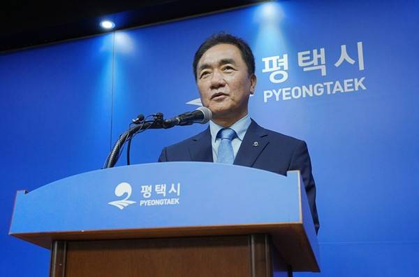 정장선 평택시장이 26일 기자회견을 통해 30년 정치 인생을 마무리하고 정계를 은퇴하겠다는 입장을 밝히고 있다.[사진출처 = 평택시]