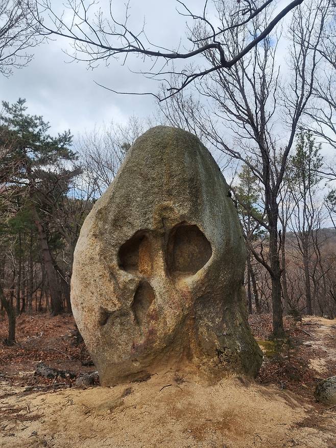 이 바위는 인간 해골의 눈코입을 연상케 해 해골바위라 불린다.