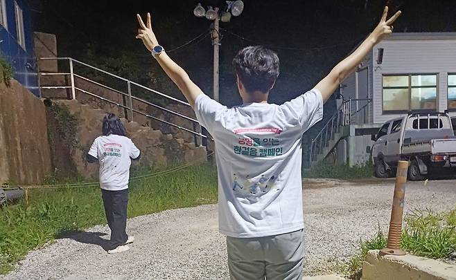 생명사랑온라인 걷기 캠페인 참가자가 마을 안길을 걷고 있다./울릉군정신건강복지센터 제공