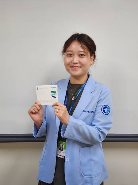 동아대병원 생명사랑위기대응센터에서 사례관리자로 일하는 성혜진 씨가 ‘실패 적금 통장’을 들어보이고 있다.