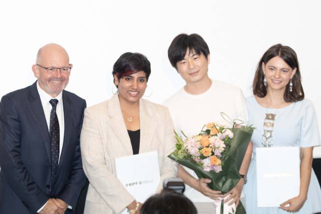 25일 오후 부산 해운대구 영화의전당 소극장에서 열린 'CHANEL X BIFF 아시아영화아카데미' 수료식에서 프로미싱 필름메이커 어워드 수상자 시상이 진행되고 있다. 왼쪽부터 클라우스 올데거 샤넬코리아 대표, 수상자 니비타 무랄리크리슈나(인도), 장옌청(중국·특별 언급), 아나스타시야 포노마료바(카자흐스탄). 정성운 인턴기자
