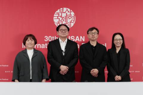 부산국제영화제 박광수 이사장(왼쪽에서 두번째)이 26일 오전 부산 해운대구 영화의전당에서 열린 결산 기자회견에 참석해 포즈를 취하고 있다. 이지원 인턴기자