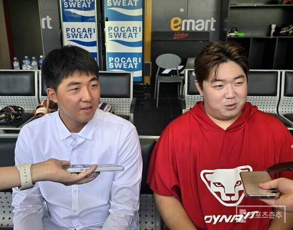25일 인천 SSG랜더스필드에서 KT위즈와의 경기를 앞두고 취재진 인터뷰에 응한 대구고 김민준과 SSG 이로운. (사진=스포츠춘추 황혜정 기자)