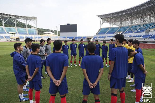 U-20 대표팀 코치진이 선수들에게 지시사항을 전달하고 있다. 사진=대한축구협회