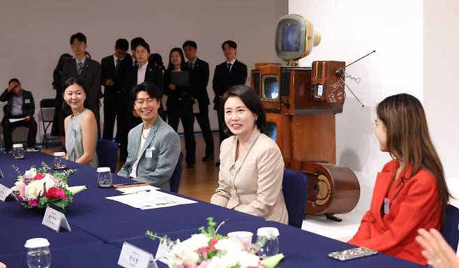 이재명 대통령과 미국을 방문 중인 김혜경 여사가 25일(현지시간) 뉴욕한국문화원에서 차세대 예술가 간담회를 하고 있다.(사진=연합뉴스)