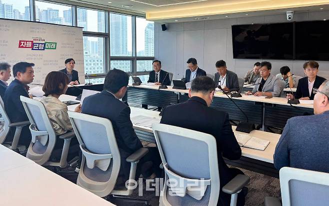 26일 김진수 경기도교육청 제1부교육감 주재로 학교를 대상으로 한 테러 협박에 대응하기 위한 긴급 간부회의가 진행되고 있다.(사진=경기도교육청)