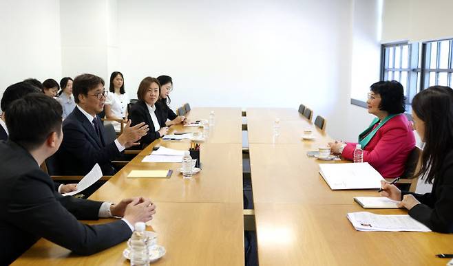 최휘영 문체부 장관과 쿠닝 파티마 IOC 위원이 26일 서울 종로구 국립현대미술관 서울관에서 만나 국제 스포츠 협력 방안 등을 논의하고 있다. 사진=문화체육관광부