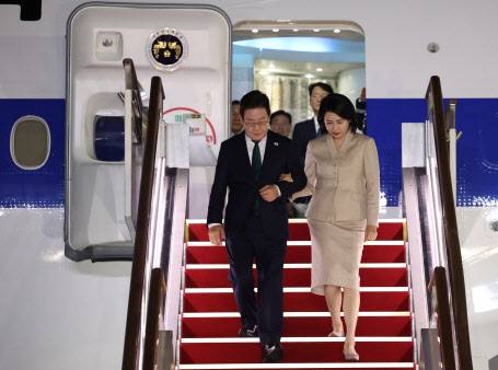 미국 방문 일정을 마치고 귀국한 이재명 대통령과 김혜경 여사가 26일 성남 서울공항에 착륙한 공군 1호기에서 내리고 있다. (사진=연합뉴스)