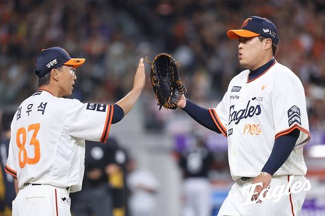 26일 대전 한화생명 볼파크에서 열린 LG 트윈스와 경기에 선발 등판한 한화 류현진(오른쪽)