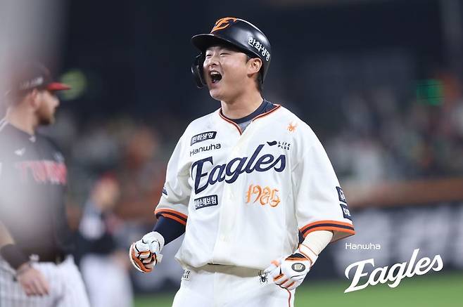 26일 대전 한화생명 볼파크에서 열린 LG와 경기에서 7회말 2타점 적시타를 때린 뒤 포효하는 한화 이도윤&nbsp;