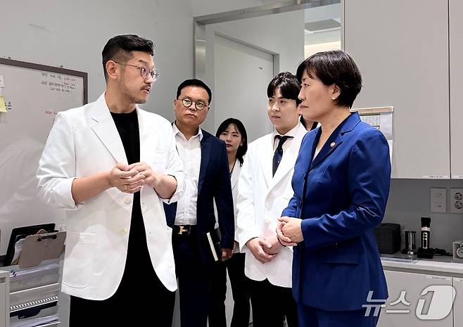 송미령 농식품부 장관은 25일 넬동물의료센터를 찾아 의료진을 격려했다(동물병원 제공). ⓒ 뉴스1