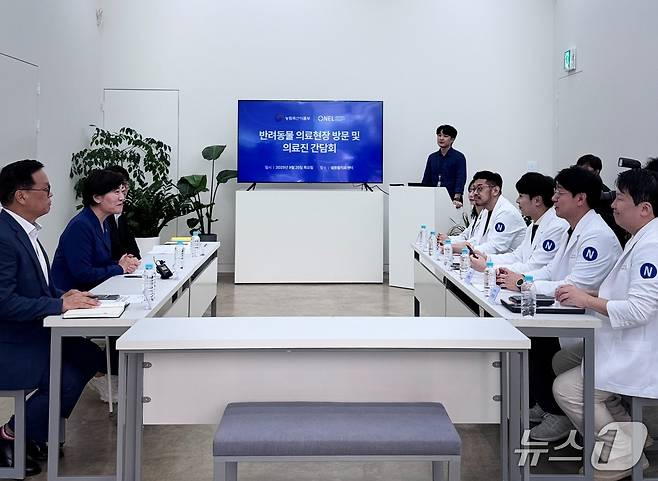 송미령 농식품부 장관은 25일 넬동물의료센터를 찾아 의료진을 격려했다(동물병원 제공). ⓒ 뉴스1