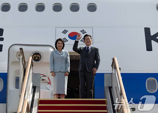 이재명 대통령과 김혜경 여사가 미국 뉴욕에서 열리는 제80차 유엔총회 참석을 위해 지난 22일 경기도 성남 서울공항을 통해 출국하며 인사하고 있다. (대통령실 제공. 재판매 및 DB 금지) 2025.9.23/뉴스1 ⓒ News1 허경 기자