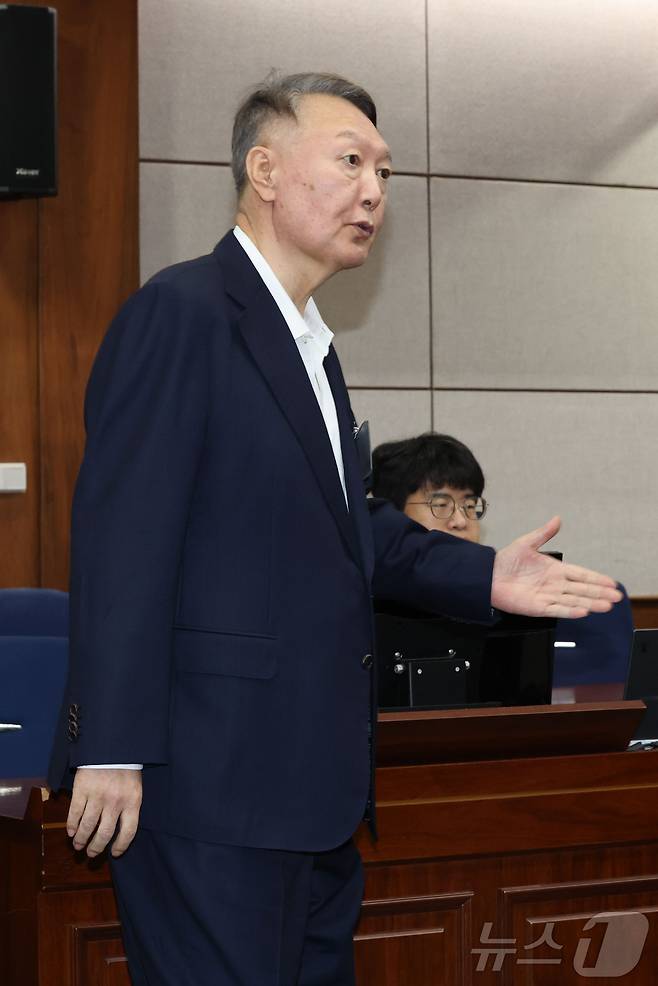 윤석열 전 대통령이 26일 서울 서초동 서울중앙지법에서 열린 특수공무집행방해 혐의 재판에 출석하고 있다. 2025.9.26/뉴스1 ⓒ News1 사진공동취재단