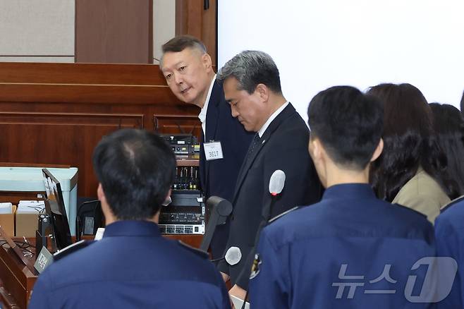 윤석열 전 대통령이 26일 서울 서초구 서울중앙지법에서 열린 특수공무집행방해, 직권남용 권리행사방해 등 혐의 사건 첫 공판에 출석하고 있다. 2025.9.26/뉴스1 ⓒ News1 사진공동취재단
