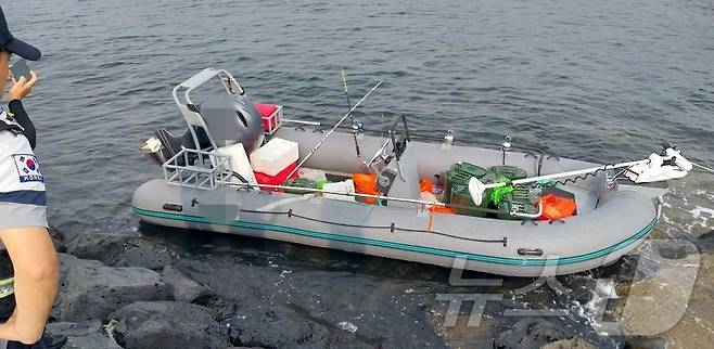 제주에 밀입국한 중국인들이 타고 온 고무보트. ⓒ News1 강승남 기자