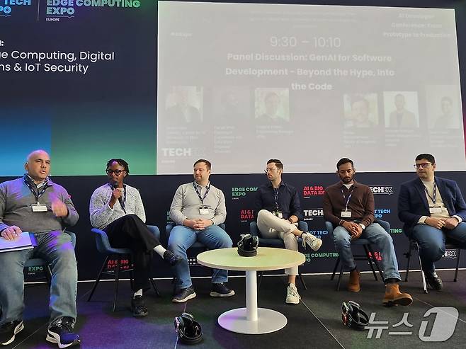 25일(현지시각) 네덜란드 암스테르담 RAI에서 열린 TechEx Europe 2025 개발자 회의에서 패널들이 토론하고 있다. 2025.9.26/뉴스1