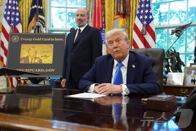 도널드 트럼프 미국 대통령이 19일(현지시간) 미국 워싱턴DC 백악관 집무실에서 100만 달러를 미국 정부에 기부하면 신속히 영주권을 부여하는 '골드카드'(Gold Card) 행정명령 행사에서 발언하고 있다. 옆은 하워드 러트닉 미국 상무부 장관. 2025.09.19. ⓒ 로이터=뉴스1 ⓒ News1 류정민 특파원