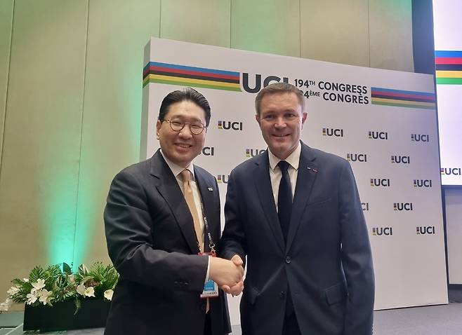 이상현(왼쪽) 대한사이클연맹 회장과 데이비드 라파르티앙 세계사이클연맹 회장.(대한사이클연맹 제공)