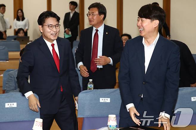 윤상현 국민의힘 의원(왼쪽)과 이준석 개혁신당 대표./뉴스1 ⓒ News1 이광호 기자