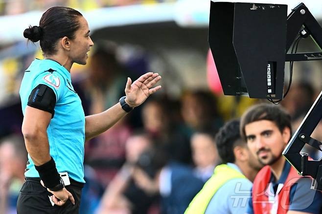 축구 경기 중 VAR을 확인하는 심판ⓒ AFP=뉴스1