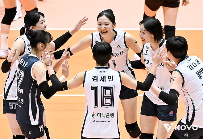 IBK기업은행이 26일 정관장을 3-1로 꺾고 KOVO컵 4강에 올랐다. (KOVO 제공)