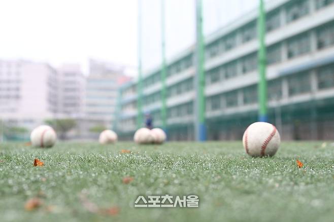 한 고교 교정 위에 야구공이 놓여 있다. 사진 | 스포츠서울 DB