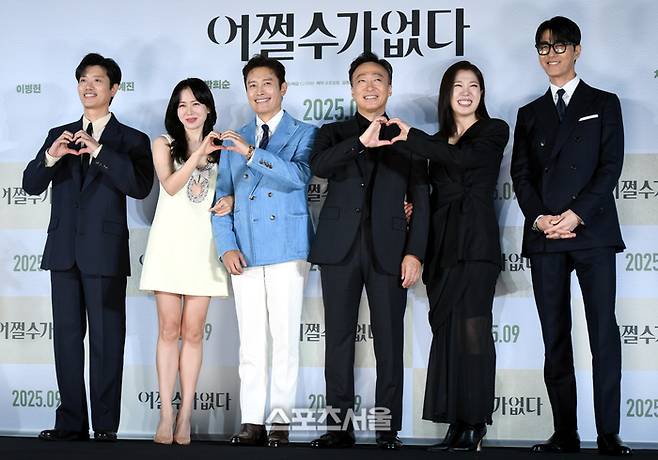 박희순, 손예진, 이병헌, 이성민, 염혜란, 차승원(왼쪽부터)이 19일 CGV 용산아이파크몰에서 열린 영화 ‘어쩔수가없다’ 제작보고회에서 포즈를 취하고 있다. ‘어쩔수가없다’는 모든 것이 만족스러웠던 회사원 만수가 갑작스러운 해고 이후 가족과 집을 지키기 위해 재취업 전쟁에 뛰어드는 이야기를 그린 영화로 오는 9월 개봉 예정이다.  2025. 8. 19.  최승섭기자 thunder@sportsseoul.com