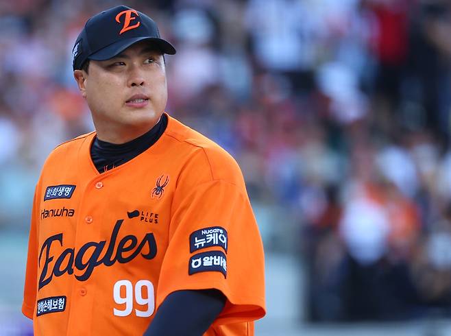 류현진이 투구를 마친 뒤 더그아웃으로 들어가고 있다. 사진 | 연합뉴스