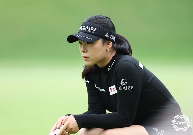 윤이나가 25일 KLPGA 투어 메이저 대회 하이트진로 챔피언십 1라운드에서 그린을 살펴보고 있다. 사진 | KLPGA