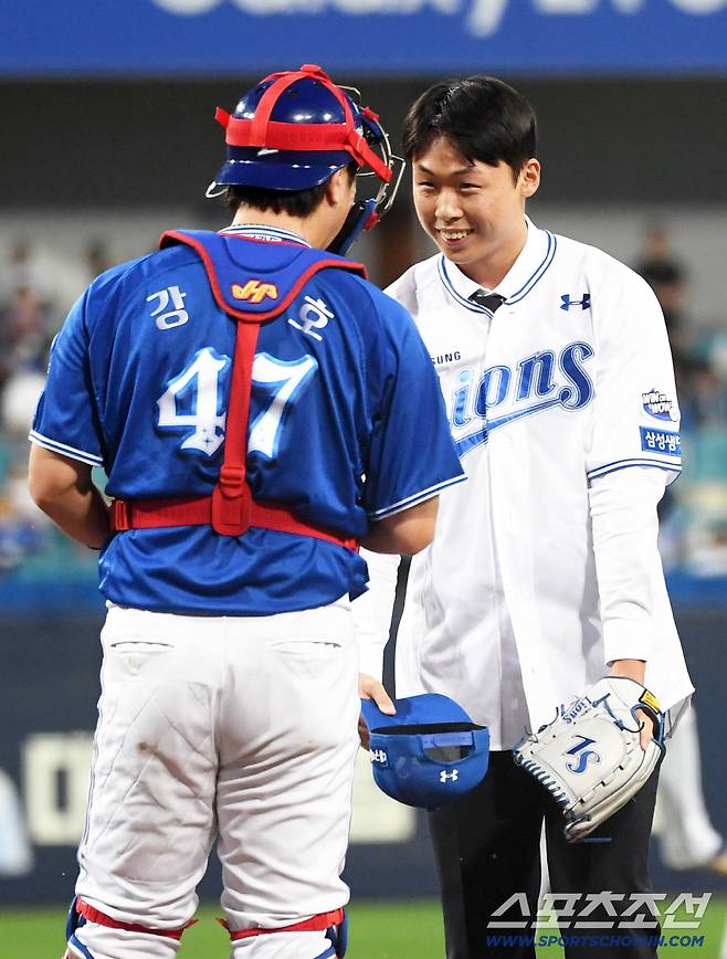 2026 KBO 신인 드래프트에서 1라운드 지명을 받은 이호범이 시구를 마친 뒤 포수 강민호에게 깍듯하게 인사를 하고 있다. 대구=박재만 기자 pjm@sportschosun.com