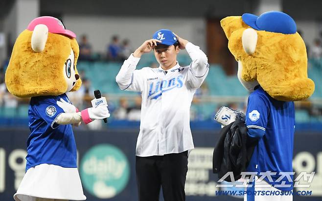 루키가 새겨진 삼성 라이온즈 유니폼을 입고 마운드에 오른 1라운드 이호범.