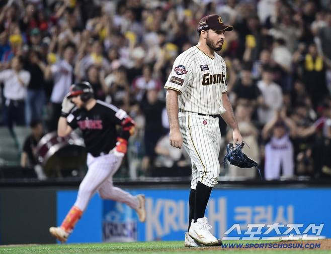 25일 울산 문수야구장에서 열린 KBO리그 롯데와 LG의 경기. 5회초 LG 오스틴이 롯데 감보아를 상대로 3점 홈런을 날렸다. 아쉬워하는 감보아. 울산=송정헌 기자songs@sportschosun.com/2025.09.25/