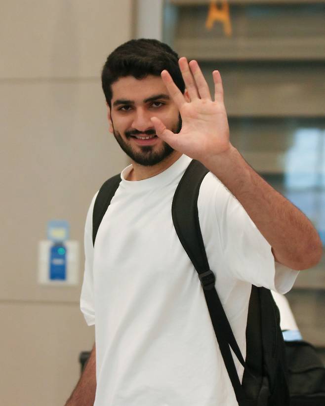 우리카드 알리가 입국 직후 인사를 하고 있다. 사진제공=우리카드 우리WON 배구단