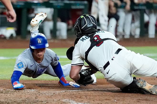김혜성이 지난 25일(한국시각) 애리조나전에서 연장 10회 대주자로 나갔다가 무키 베츠의 안타 때 홈에서 아웃되고 있다. AP연합뉴스