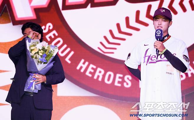 2026 KBO 신인 드래프트가 17일 서울 롯데호텔월드에서 열렸다. 키움에 1라운드 지명된 북일고 박준현이 소감을 말하는 사이 박석민 코치가 눈물을 흘리고 있다. 잠실=박재만 기자 pjm@sportschosun.com/2025.09.17/