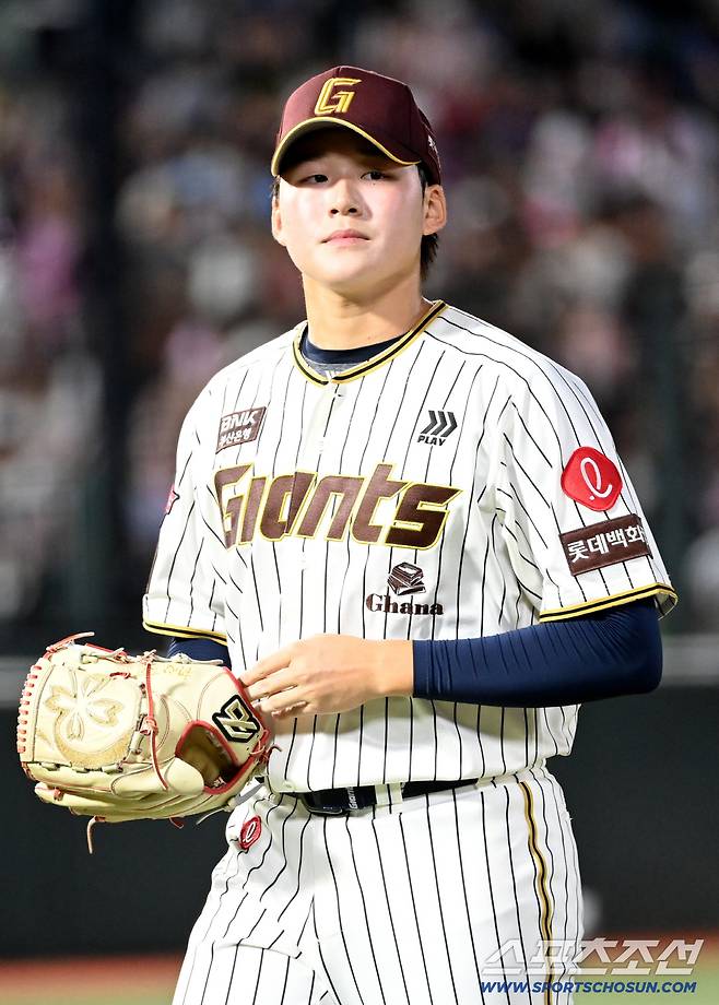 20일 부산 사직야구장에서 열린 키움과 롯데의 경기, 7회초 투구를 마친 롯데 박준우가 더그아웃으로 향하고 있다. 부산=허상욱 기자wook@sportschosun.com/2025.09.20/