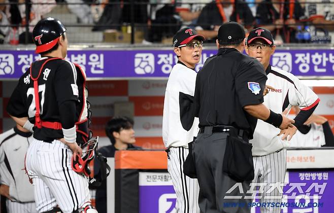 26일 대전 한화생명볼파크에서 열린 한화 이글스와 LG 트윈스의 경기. 7회말 1사 2,3루 런다운에 걸렸던 3루 주자 한화 노시환의 3피트라인 위반 여부를 LG 염경엽 감독이 어필하고 있다. 대전=박재만 기자 pjm@sportschosun.com/2025.09.26/