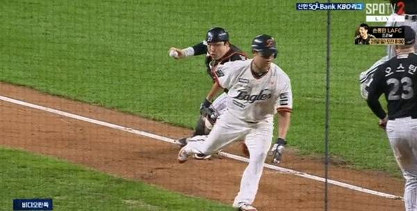 빈 글러브 태그로 홈에 들어오는 노시환. ⓒSPOTV 중계화면 캡처