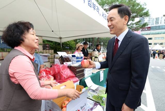 조성명 강남구청장이 24일 '추석맞이 직거래장터'에서 상인들을 만나고 있다. /강남구