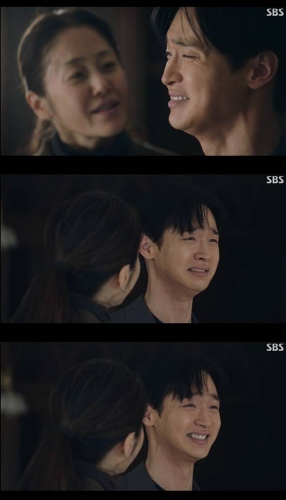 배우 장동윤이 '사마귀'에서 웃는 듯 우는 듯한 모호한 표정으로 부자연스러움을 전하고 있다. /방송 화면 캡처