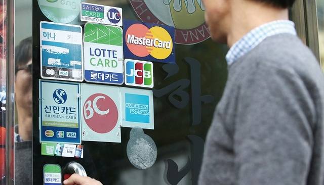카드사가 수익성 악화 위기를 돌파하기 위해 소비자 부담을 늘리는 등 자구책을 마련하고 있다. /뉴시스