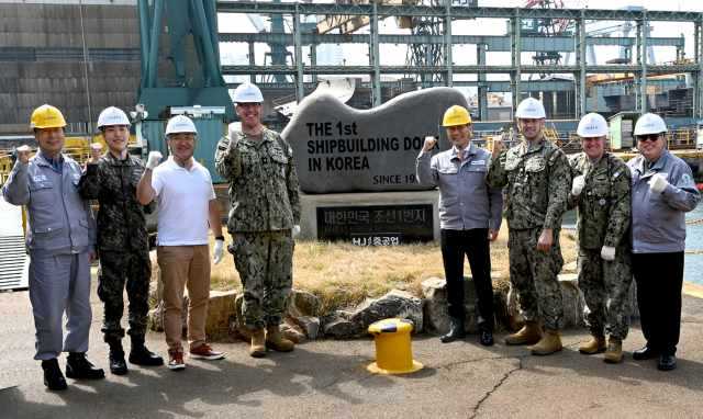 지난 4월 닐 코프로스키 주한미해군사령관이 부산 HJ중공업 영도조선소를 찾아 유상철 대표이사와 MRO(유지·보수·정비) 사업 등과 관련한 상호 협력 방안을 논의했다. /HJ중공업